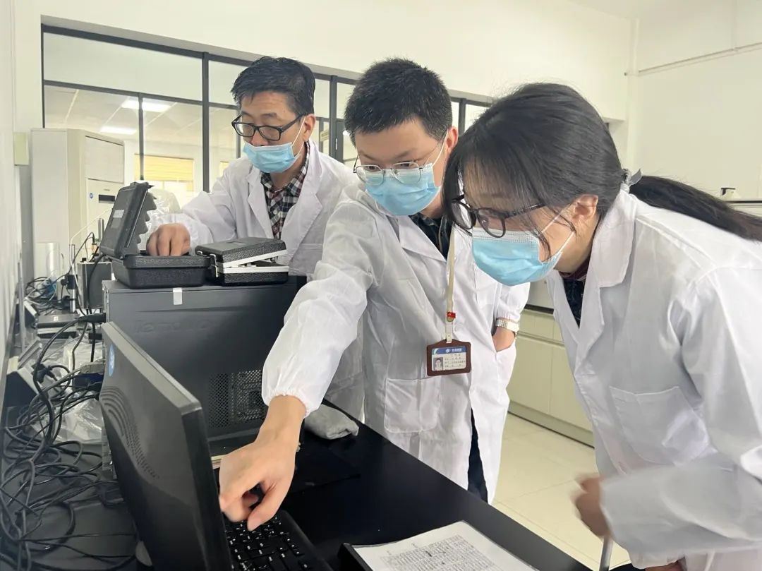 化身“研发小白”,体验ylzzcom永利总站线路检测“手艺活”——求专求精,掌握市场话语权(图2) 化身“研发小白”,体验ylzzcom永利总站线路检测“手艺活”——求专求精,掌握市场话语权(图2)